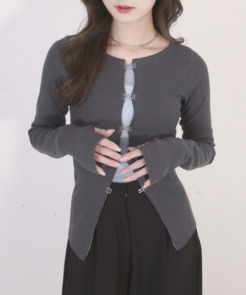 Reurie'(レウリィ)の「オリジナルホックデザインカーディガン / 長袖 シルバーパーツ レイヤード 体型カバー モード カジュアル フェミニン(カーディガン/ボレロ・レディース・ブラック/チャコールグレー/ベージュ・FREE)」の2枚目の写真