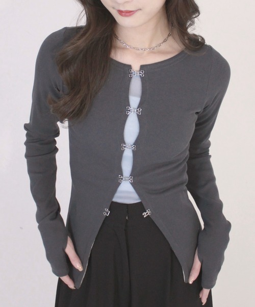 Reurie'(レウリィ)の「オリジナルホックデザインカーディガン / 長袖 シルバーパーツ レイヤード 体型カバー モード カジュアル フェミニン(カーディガン/ボレロ・レディース・ブラック/チャコールグレー/ベージュ・FREE)」の18枚目の写真
