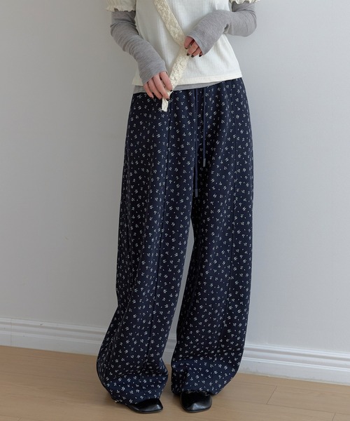 UNE MANSION(ユヌマンション)の「【2026SS新作アイテム】【ストレスフリーウエストゴム仕様】バックポイントポケットラブリーリブフラワーストリングワイドバルーンパンツ(その他パンツ・レディース・ネイビー/アイボリー・FREE)」の2枚目の写真