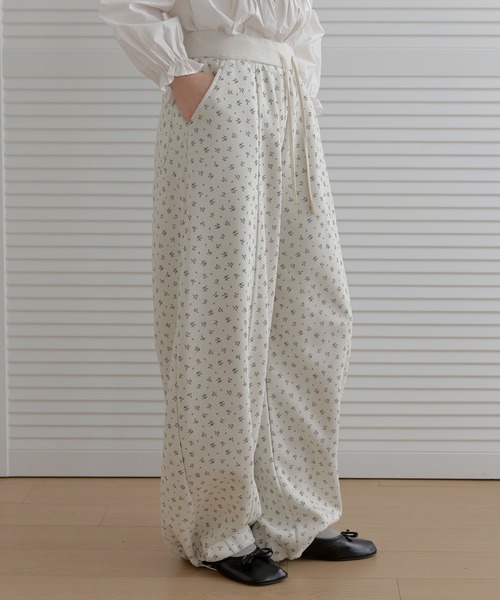 UNE MANSION(ユヌマンション)の「【2026SS新作アイテム】【ストレスフリーウエストゴム仕様】バックポイントポケットラブリーリブフラワーストリングワイドバルーンパンツ(その他パンツ・レディース・ネイビー/アイボリー・FREE)」の1枚目の写真