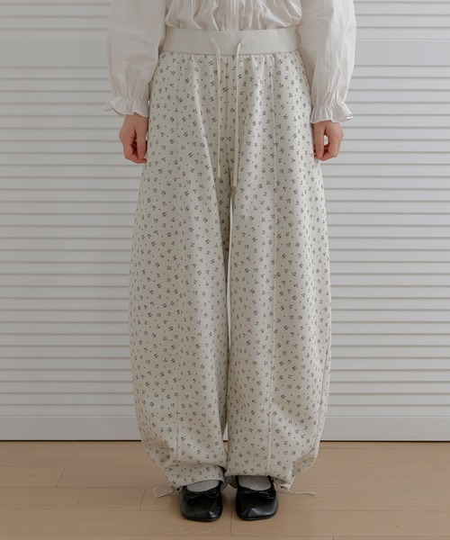 UNE MANSION(ユヌマンション)の「【2026SS新作アイテム】【ストレスフリーウエストゴム仕様】バックポイントポケットラブリーリブフラワーストリングワイドバルーンパンツ(その他パンツ・レディース・ネイビー/アイボリー・FREE)」の3枚目の写真