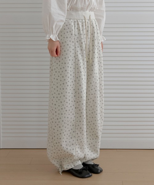UNE MANSION(ユヌマンション)の「【2026SS新作アイテム】【ストレスフリーウエストゴム仕様】バックポイントポケットラブリーリブフラワーストリングワイドバルーンパンツ(その他パンツ・レディース・ネイビー/アイボリー・FREE)」の4枚目の写真