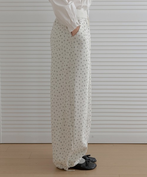 UNE MANSION(ユヌマンション)の「【2026SS新作アイテム】【ストレスフリーウエストゴム仕様】バックポイントポケットラブリーリブフラワーストリングワイドバルーンパンツ(その他パンツ・レディース・ネイビー/アイボリー・FREE)」の5枚目の写真