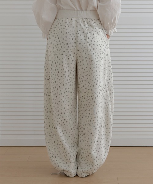 UNE MANSION(ユヌマンション)の「【2026SS新作アイテム】【ストレスフリーウエストゴム仕様】バックポイントポケットラブリーリブフラワーストリングワイドバルーンパンツ(その他パンツ・レディース・ネイビー/アイボリー・FREE)」の6枚目の写真
