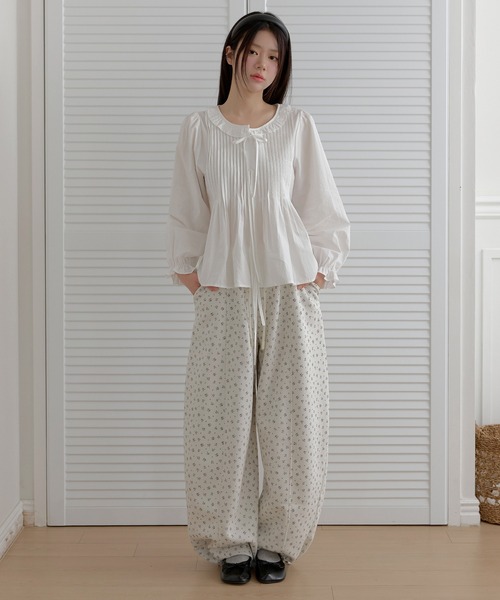 UNE MANSION(ユヌマンション)の「【2026SS新作アイテム】【ストレスフリーウエストゴム仕様】バックポイントポケットラブリーリブフラワーストリングワイドバルーンパンツ(その他パンツ・レディース・ネイビー/アイボリー・FREE)」の7枚目の写真