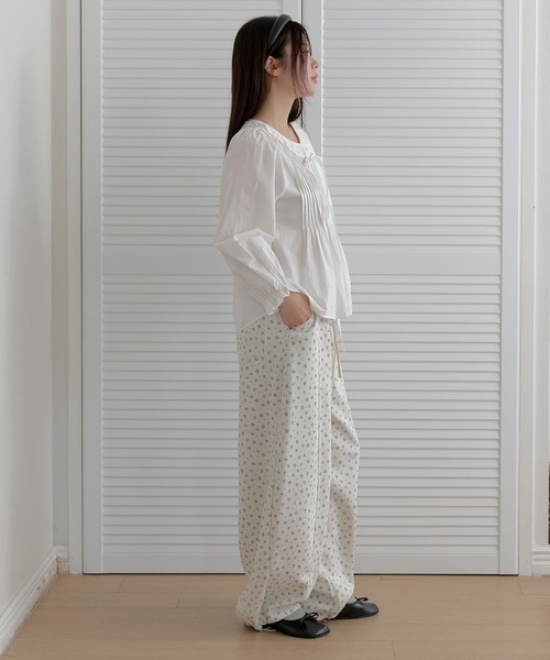 UNE MANSION(ユヌマンション)の「【2026SS新作アイテム】【ストレスフリーウエストゴム仕様】バックポイントポケットラブリーリブフラワーストリングワイドバルーンパンツ(その他パンツ・レディース・ネイビー/アイボリー・FREE)」の8枚目の写真