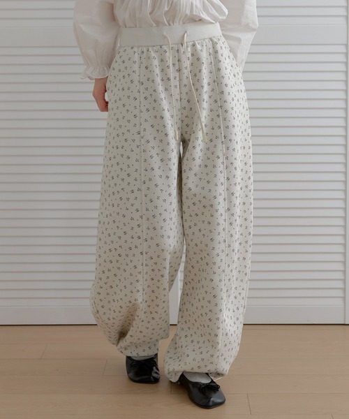 UNE MANSION(ユヌマンション)の「【2026SS新作アイテム】【ストレスフリーウエストゴム仕様】バックポイントポケットラブリーリブフラワーストリングワイドバルーンパンツ(その他パンツ・レディース・ネイビー/アイボリー・FREE)」の11枚目の写真