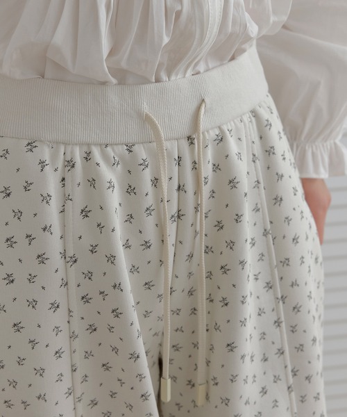 UNE MANSION(ユヌマンション)の「【2026SS新作アイテム】【ストレスフリーウエストゴム仕様】バックポイントポケットラブリーリブフラワーストリングワイドバルーンパンツ(その他パンツ・レディース・ネイビー/アイボリー・FREE)」の12枚目の写真