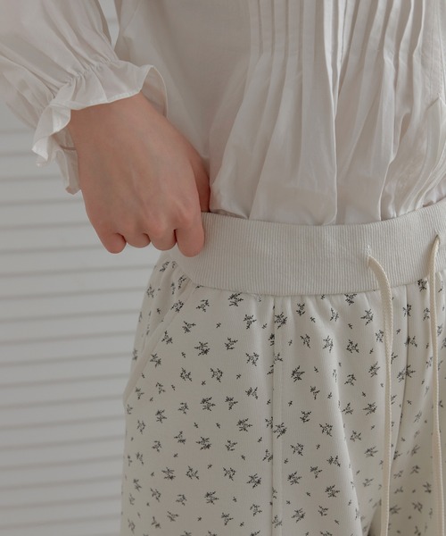 UNE MANSION(ユヌマンション)の「【2026SS新作アイテム】【ストレスフリーウエストゴム仕様】バックポイントポケットラブリーリブフラワーストリングワイドバルーンパンツ(その他パンツ・レディース・ネイビー/アイボリー・FREE)」の13枚目の写真