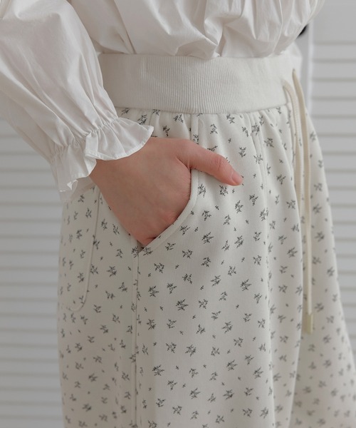 UNE MANSION(ユヌマンション)の「【2026SS新作アイテム】【ストレスフリーウエストゴム仕様】バックポイントポケットラブリーリブフラワーストリングワイドバルーンパンツ(その他パンツ・レディース・ネイビー/アイボリー・FREE)」の14枚目の写真