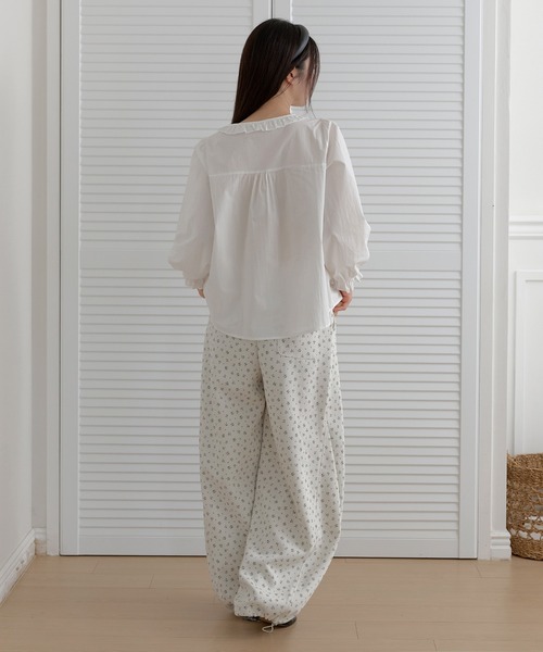 UNE MANSION(ユヌマンション)の「【2026SS新作アイテム】【ストレスフリーウエストゴム仕様】バックポイントポケットラブリーリブフラワーストリングワイドバルーンパンツ(その他パンツ・レディース・ネイビー/アイボリー・FREE)」の17枚目の写真