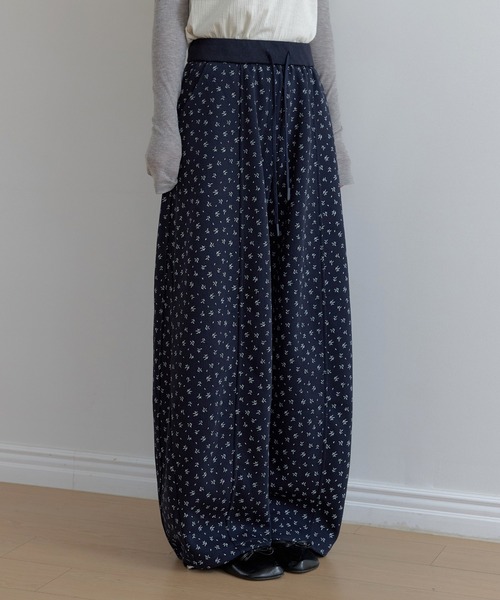 UNE MANSION(ユヌマンション)の「【2026SS新作アイテム】【ストレスフリーウエストゴム仕様】バックポイントポケットラブリーリブフラワーストリングワイドバルーンパンツ(その他パンツ・レディース・ネイビー/アイボリー・FREE)」の20枚目の写真
