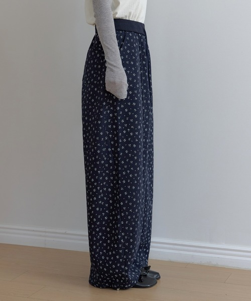 UNE MANSION(ユヌマンション)の「【2026SS新作アイテム】【ストレスフリーウエストゴム仕様】バックポイントポケットラブリーリブフラワーストリングワイドバルーンパンツ(その他パンツ・レディース・ネイビー/アイボリー・FREE)」の21枚目の写真