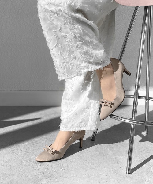 MAMIAN(マミアン)の「ポインテッドトゥ ダブルリボン サテンパンプス (7.0cmヒール)(パンプス・レディース・ブラック/グレイッシュベージュ・24.0cm/23.5cm/23.0cm/22.5cm/24.5cm)」の1枚目の写真