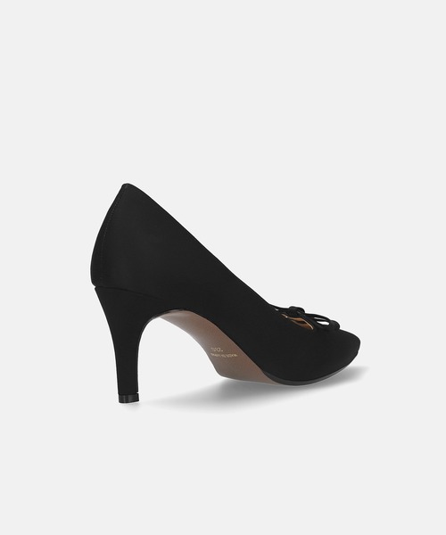 MAMIAN(マミアン)の「ポインテッドトゥ ダブルリボン サテンパンプス (7.0cmヒール)(パンプス・レディース・ブラック/グレイッシュベージュ・24.0cm/23.5cm/23.0cm/22.5cm/24.5cm)」の5枚目の写真