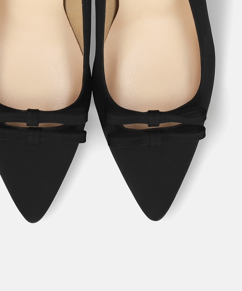 MAMIAN(マミアン)の「ポインテッドトゥ ダブルリボン サテンパンプス (7.0cmヒール)(パンプス・レディース・ブラック/グレイッシュベージュ・24.0cm/23.5cm/23.0cm/22.5cm/24.5cm)」の7枚目の写真