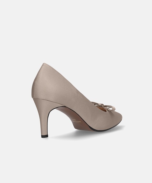 MAMIAN(マミアン)の「ポインテッドトゥ ダブルリボン サテンパンプス (7.0cmヒール)(パンプス・レディース・ブラック/グレイッシュベージュ・24.0cm/23.5cm/23.0cm/22.5cm/24.5cm)」の10枚目の写真