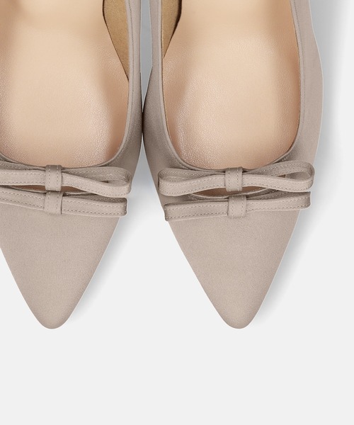 MAMIAN(マミアン)の「ポインテッドトゥ ダブルリボン サテンパンプス (7.0cmヒール)(パンプス・レディース・ブラック/グレイッシュベージュ・24.0cm/23.5cm/23.0cm/22.5cm/24.5cm)」の13枚目の写真