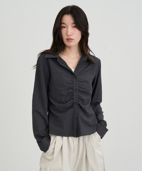 NUJOH(ヌゾ)の「Check Shirring Fit Shirt / チェックシャーリングフィットシャツ(シャツ/ブラウス・レディース・ブルー/アイボリー/チャコールグレー・FREE)」の1枚目の写真