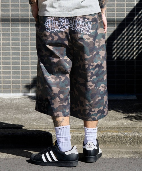 Subciety(サブサエティ)の「Embroidery baggy shorts(その他パンツ・メンズ・カモフラージュ/ブラック/グレー/ブラック系その他・X-LARGE/LARGE/MEDIUM/SMALL)」の4枚目の写真