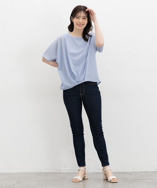 GLACIER(グラシア)の「【ハニさら・接触冷感】ひんやり裏地裾タックブラウス(シャツ/ブラウス・レディース・サックスブルー系1/ネイビー/ブルー/アイボリー/ホワイト×ブラック・L/LL/M)」の6枚目の写真