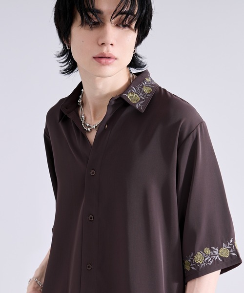 Ellno Loset(エルノロゼット)の「【機能性付き】ローズ刺繍トロミSSシャツ(シャツ/ブラウス・メンズ・ブルー/チャコール/オフホワイト/ブラック/ブラック系その他/ダークブラウン・LARGE/SMALL/MEDIUM)」の5枚目の写真