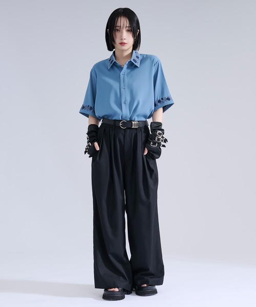 Ellno Loset(エルノロゼット)の「【機能性付き】ローズ刺繍トロミSSシャツ(シャツ/ブラウス・メンズ・ブルー/チャコール/オフホワイト/ブラック/ブラック系その他/ダークブラウン・LARGE/SMALL/MEDIUM)」の14枚目の写真