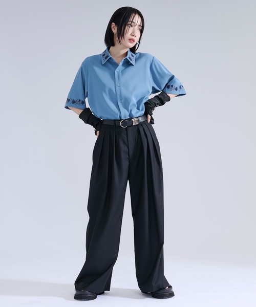 Ellno Loset(エルノロゼット)の「【機能性付き】ローズ刺繍トロミSSシャツ(シャツ/ブラウス・メンズ・ブルー/チャコール/オフホワイト/ブラック/ブラック系その他/ダークブラウン・LARGE/SMALL/MEDIUM)」の16枚目の写真