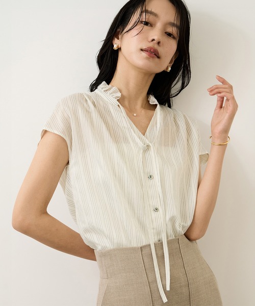 ROPE'(ロペ)の「【WEB限定カラー】スタンドフリルスキッパーブラウス(無地・ピンストライプ)/イージーケア(シャツ/ブラウス・レディース・ブラック/ブルー/ホワイト系その他/ピンク・FREE)」の2枚目の写真