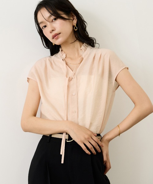 ROPE'(ロペ)の「【WEB限定カラー】スタンドフリルスキッパーブラウス(無地・ピンストライプ)/イージーケア(シャツ/ブラウス・レディース・ブラック/ブルー/ホワイト系その他/ピンク・FREE)」の1枚目の写真