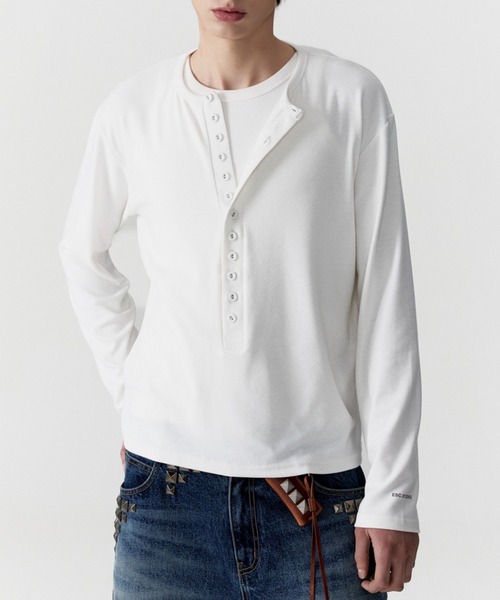 ESC STUDIO(イーエスシースタジオ)の「【ESC STUDIO】covered button henley / 【イーエスシーステュディオ】カバードボタンヘンリー長袖Tシャツ(Tシャツ/カットソー・メンズ・チャコール/ホワイト・ONE SIZE)」の2枚目の写真
