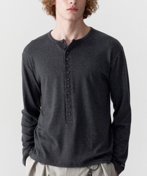 ESC STUDIO(イーエスシースタジオ)の「【ESC STUDIO】covered button henley / 【イーエスシーステュディオ】カバードボタンヘンリー長袖Tシャツ(Tシャツ/カットソー・メンズ・チャコール/ホワイト・ONE SIZE)」の1枚目の写真