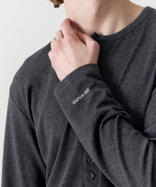 ESC STUDIO(イーエスシースタジオ)の「【ESC STUDIO】covered button henley / 【イーエスシーステュディオ】カバードボタンヘンリー長袖Tシャツ(Tシャツ/カットソー・メンズ・チャコール/ホワイト・ONE SIZE)」の11枚目の写真