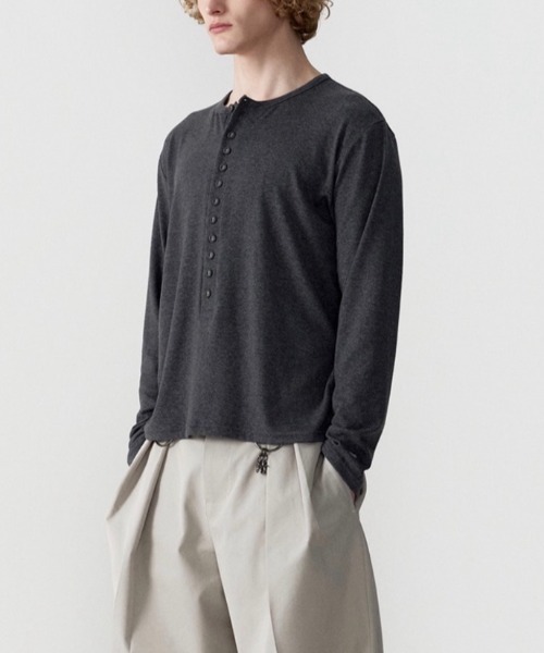 ESC STUDIO(イーエスシースタジオ)の「【ESC STUDIO】covered button henley / 【イーエスシーステュディオ】カバードボタンヘンリー長袖Tシャツ(Tシャツ/カットソー・メンズ・チャコール/ホワイト・ONE SIZE)」の13枚目の写真