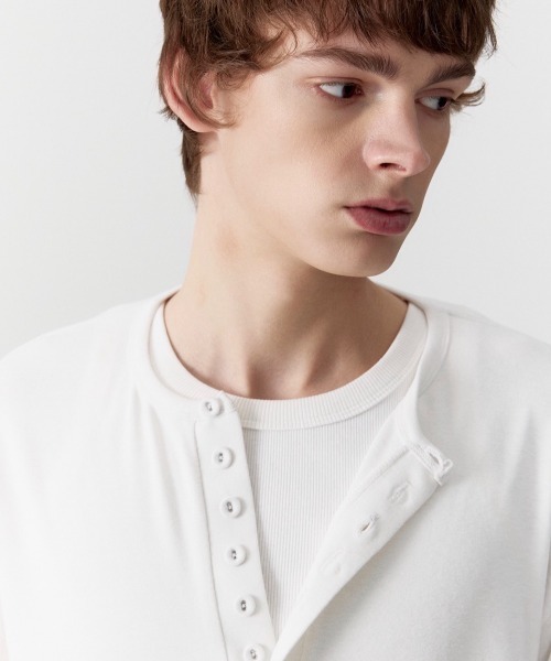 ESC STUDIO(イーエスシースタジオ)の「【ESC STUDIO】covered button henley / 【イーエスシーステュディオ】カバードボタンヘンリー長袖Tシャツ(Tシャツ/カットソー・メンズ・チャコール/ホワイト・ONE SIZE)」の4枚目の写真