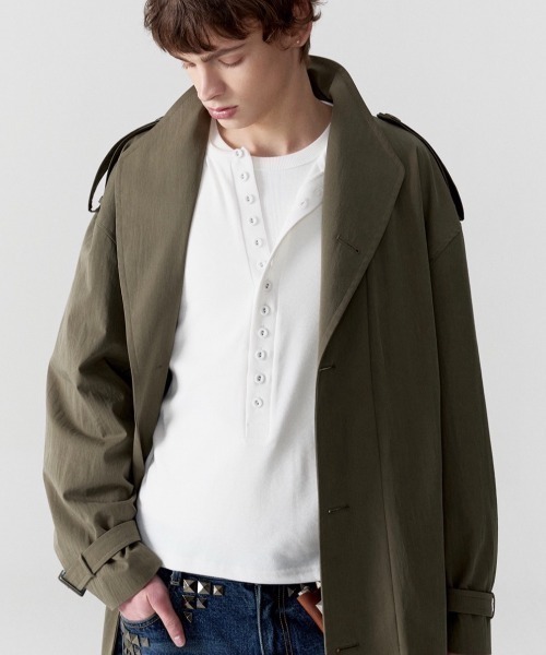 ESC STUDIO(イーエスシースタジオ)の「【ESC STUDIO】covered button henley / 【イーエスシーステュディオ】カバードボタンヘンリー長袖Tシャツ(Tシャツ/カットソー・メンズ・チャコール/ホワイト・ONE SIZE)」の3枚目の写真