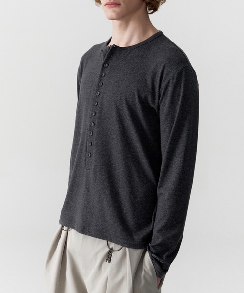 ESC STUDIO(イーエスシースタジオ)の「【ESC STUDIO】covered button henley / 【イーエスシーステュディオ】カバードボタンヘンリー長袖Tシャツ(Tシャツ/カットソー・メンズ・チャコール/ホワイト・ONE SIZE)」の16枚目の写真