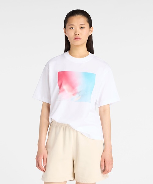 NEW BALANCE(ニューバランス)の「NB GREY フォトTシャツレッド(Tシャツ/カットソー・レディース・ホワイト・X-LARGE/LARGE/MEDIUM/SMALL)」の1枚目の写真
