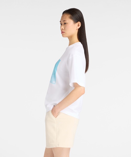 NEW BALANCE(ニューバランス)の「NB GREY フォトTシャツレッド(Tシャツ/カットソー・レディース・ホワイト・X-LARGE/LARGE/MEDIUM/SMALL)」の2枚目の写真