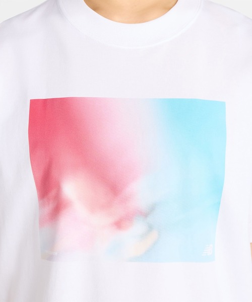 NEW BALANCE(ニューバランス)の「NB GREY フォトTシャツレッド(Tシャツ/カットソー・レディース・ホワイト・X-LARGE/LARGE/MEDIUM/SMALL)」の4枚目の写真