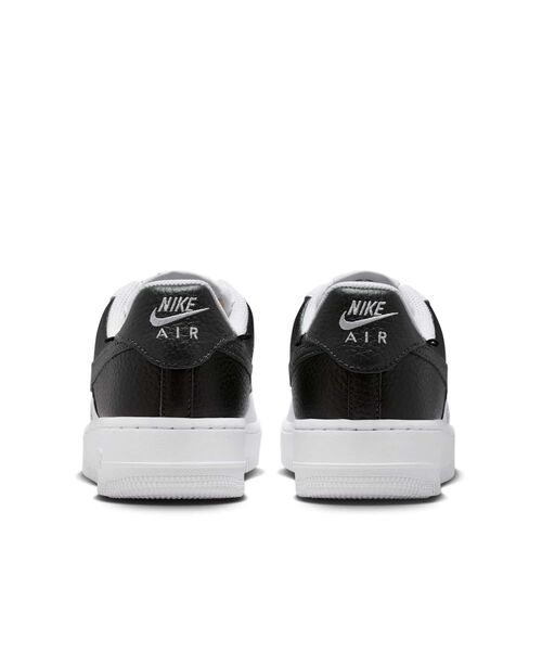 NIKE(ナイキ)の「ナイキ エア フォース 1 '07 ウィメンズシューズ / Nike Air Force 1 '07 Women's Shoes IR0872-001 Black(スニーカー・レディース・ブラック・24/24.5/25/23/22/22.5/23.5/25.5/26)」の6枚目の写真
