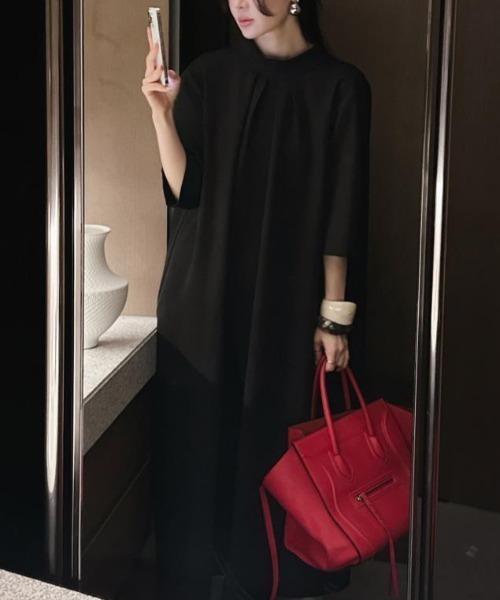 AMAJI(アマジ)の「ハイネック Aライン ロングワンピース(ワンピース・レディース・ベージュ/ブラック・FREE)」の2枚目の写真