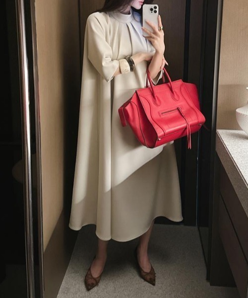 AMAJI(アマジ)の「ハイネック Aライン ロングワンピース(ワンピース・レディース・ベージュ/ブラック・FREE)」の3枚目の写真