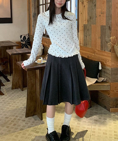 Nia(ニア)の「Nia(ニア)/【ハートドット柄】襟付き裾フリルトップス(Tシャツ/カットソー・レディース・ホワイト・SMALL/MEDIUM/LARGE)」の2枚目の写真