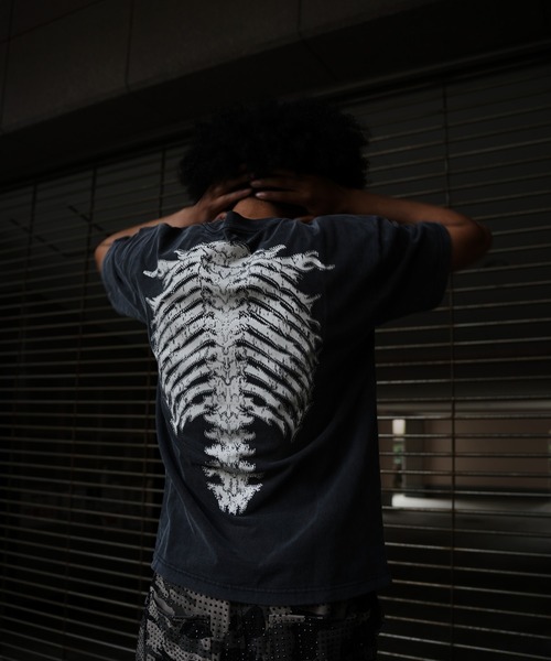 SUPPLIER（サプライヤー）の「SUPPLIER/サプライヤー/LHP別注 Rhinestone Fire Bones Tee（Tシャツ/カットソー・メンズ・ブラック/グレー/カモフラージュ・L/M/XL）」の2枚目の写真