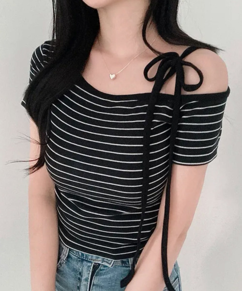VIVID LADY(ビビッドレディー)の「リボンワンショルダー ボーダー 半袖トップス(Tシャツ/カットソー・レディース・グレー/ブラック/アイボリー・FREE)」の3枚目の写真