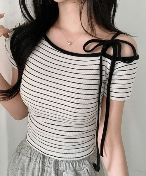 VIVID LADY(ビビッドレディー)の「リボンワンショルダー ボーダー 半袖トップス(Tシャツ/カットソー・レディース・グレー/ブラック/アイボリー・FREE)」の5枚目の写真
