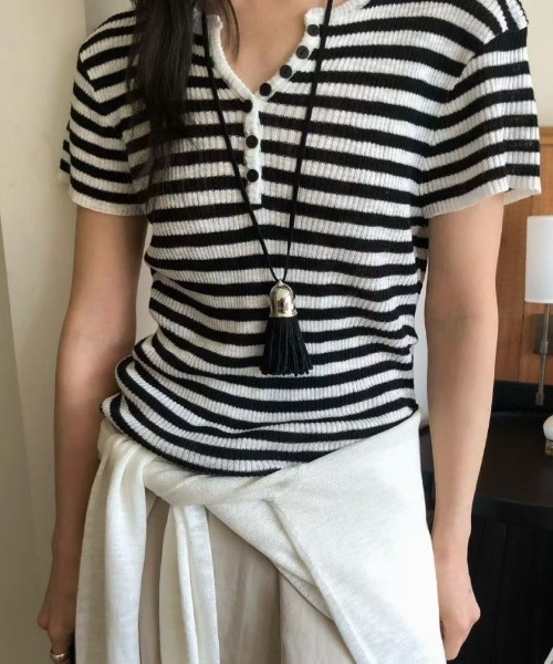 AVYL(アヴィル)の「ボーダー ヘンリーネックコンパクトTシャツ(Tシャツ/カットソー・レディース・ホワイト/ホワイト×ブラック・M)」の4枚目の写真