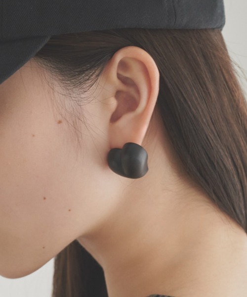 SOEMIN（ソミン）の「Black heart pierced earrings ／ハートピアスマットブラック（ピアス（両耳用）・レディース・ブラック・FREE）」の2枚目の写真