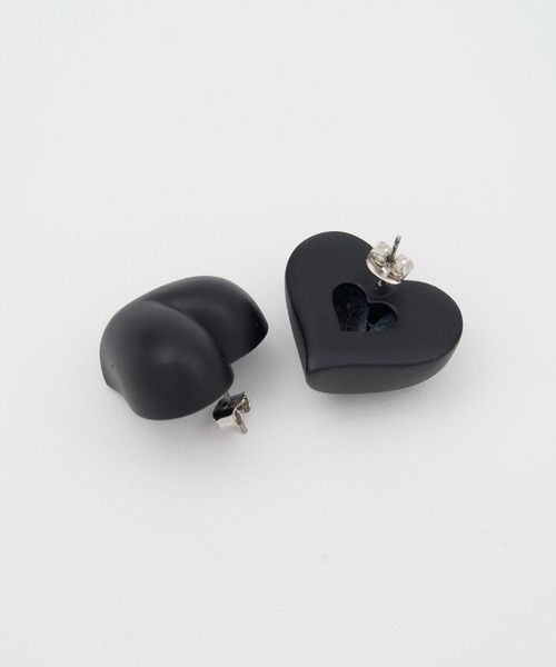SOEMIN（ソミン）の「Black heart pierced earrings ／ハートピアスマットブラック（ピアス（両耳用）・レディース・ブラック・FREE）」の3枚目の写真